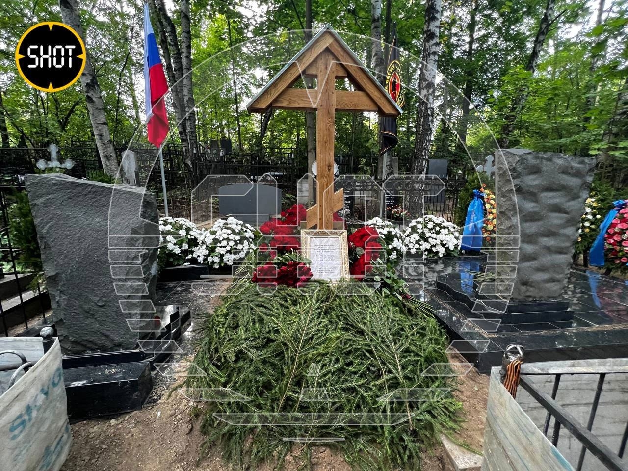 Могила Евгения Пригожина на Пороховском кладбище в Санкт-Петербурге