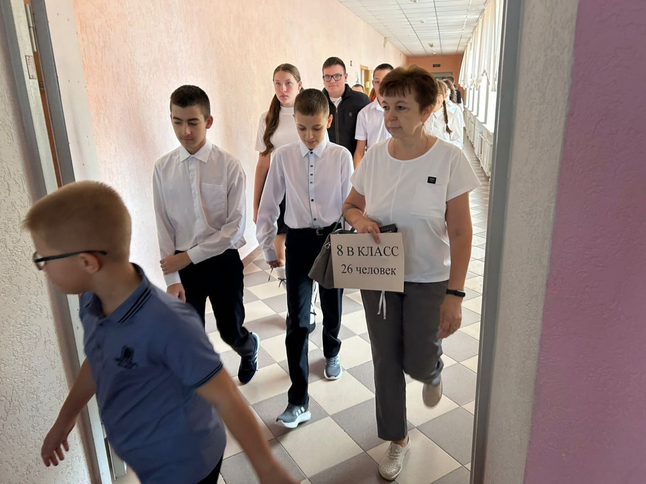 Учительница и ее класс в белгородской школе