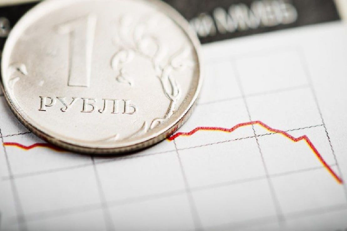 Эскалация конфликта на востоке Украины приведет к обвалу рубля на 20%, прогнозируют эксперты