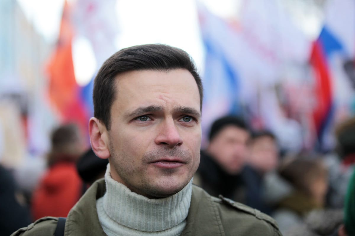 На двух депутатов Красносельского района Москвы завели уголовные дела за «фейки» про войну. Мундепу Илье Яшину предложили явиться на допрос