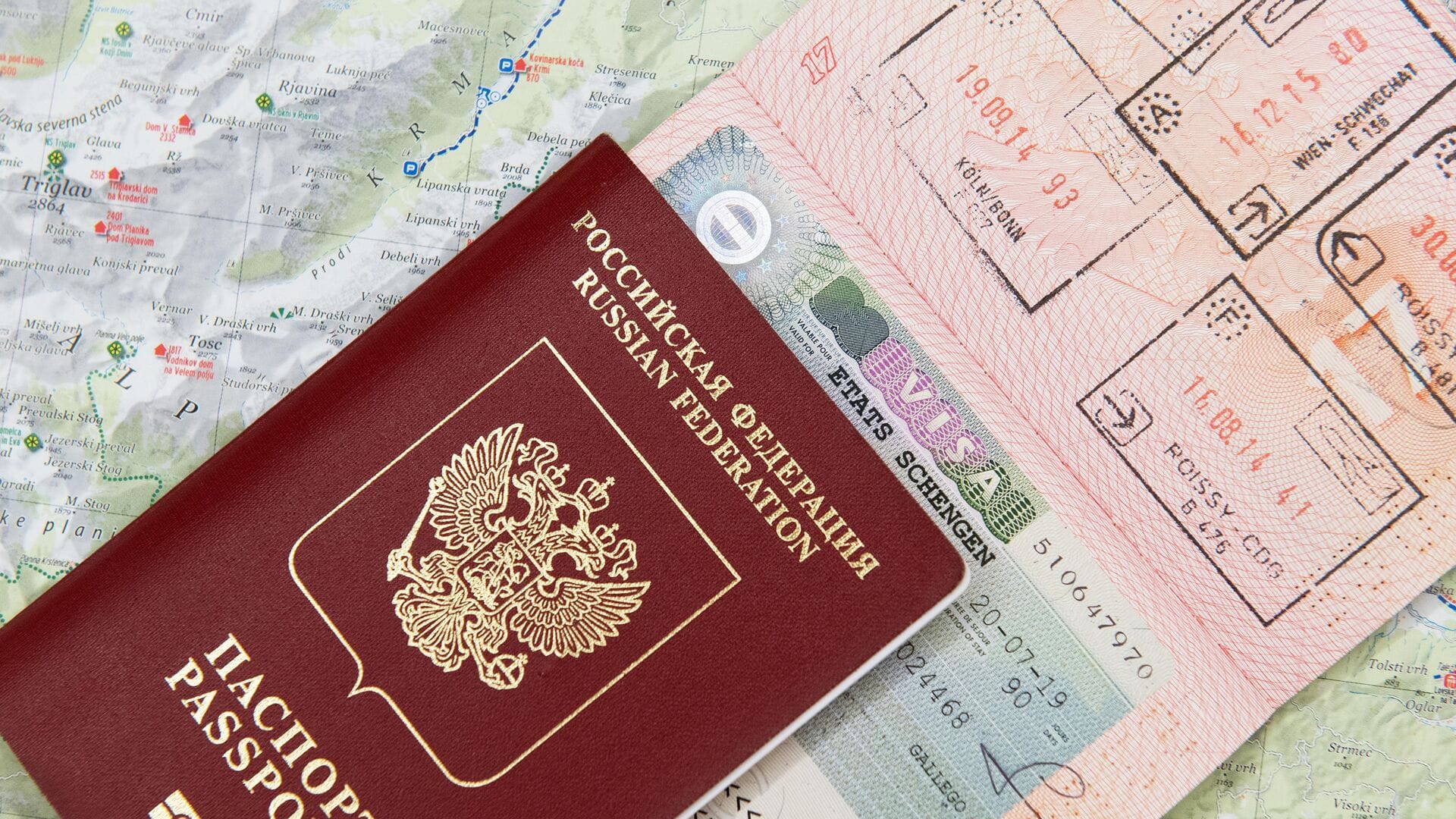 «Многократные длительные визы рекомендовано не выдавать». Еврокомиссия опубликовала принципы выдачи виз россиянам