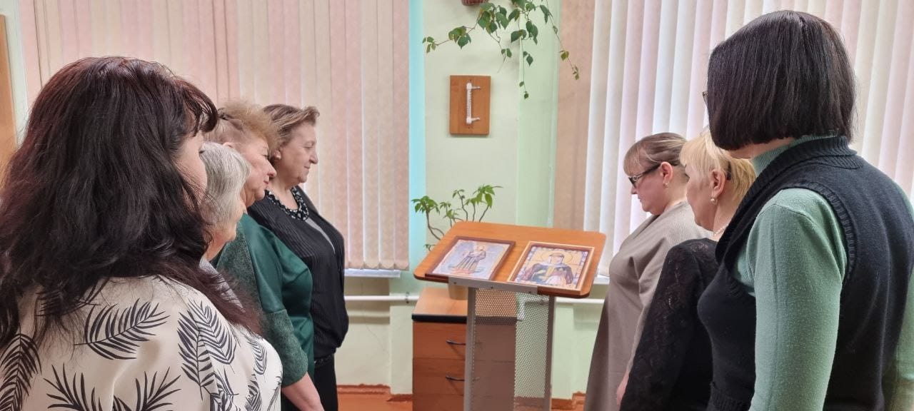Камчатские педагоги помолились «святому Бандере» и сделали фотоотчет. «Приказ» они получили от акциониста, выдавшего себя за начальство
