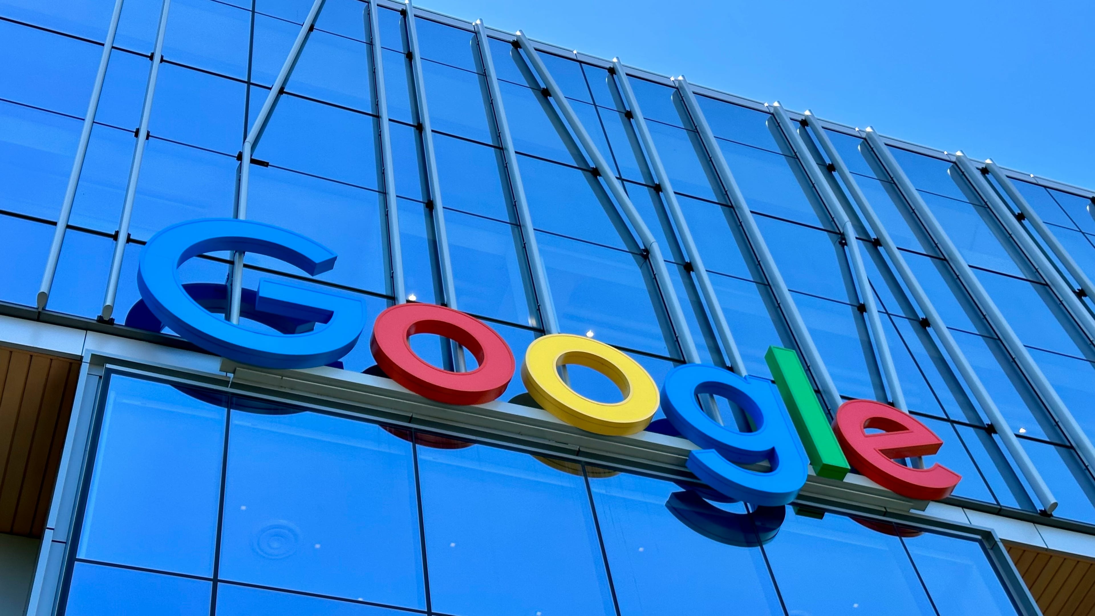 Google подала иски к владельцам телеканалов RT, «Царьград» и «Спас» в суды Великобритании и США
