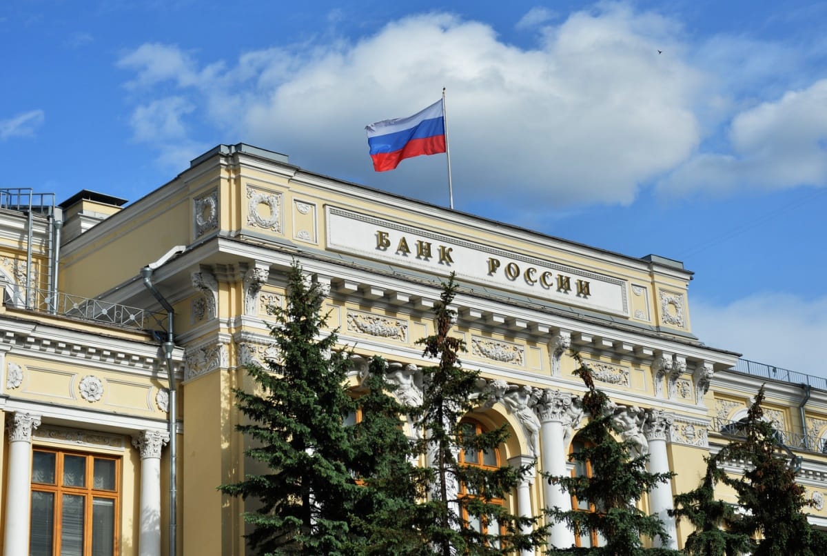 ЦБ РФ снизил ключевую ставку на полпроцента, чтобы не добивать гражданский сектор, а инфляцию «размазал» по следующему году — эксперт